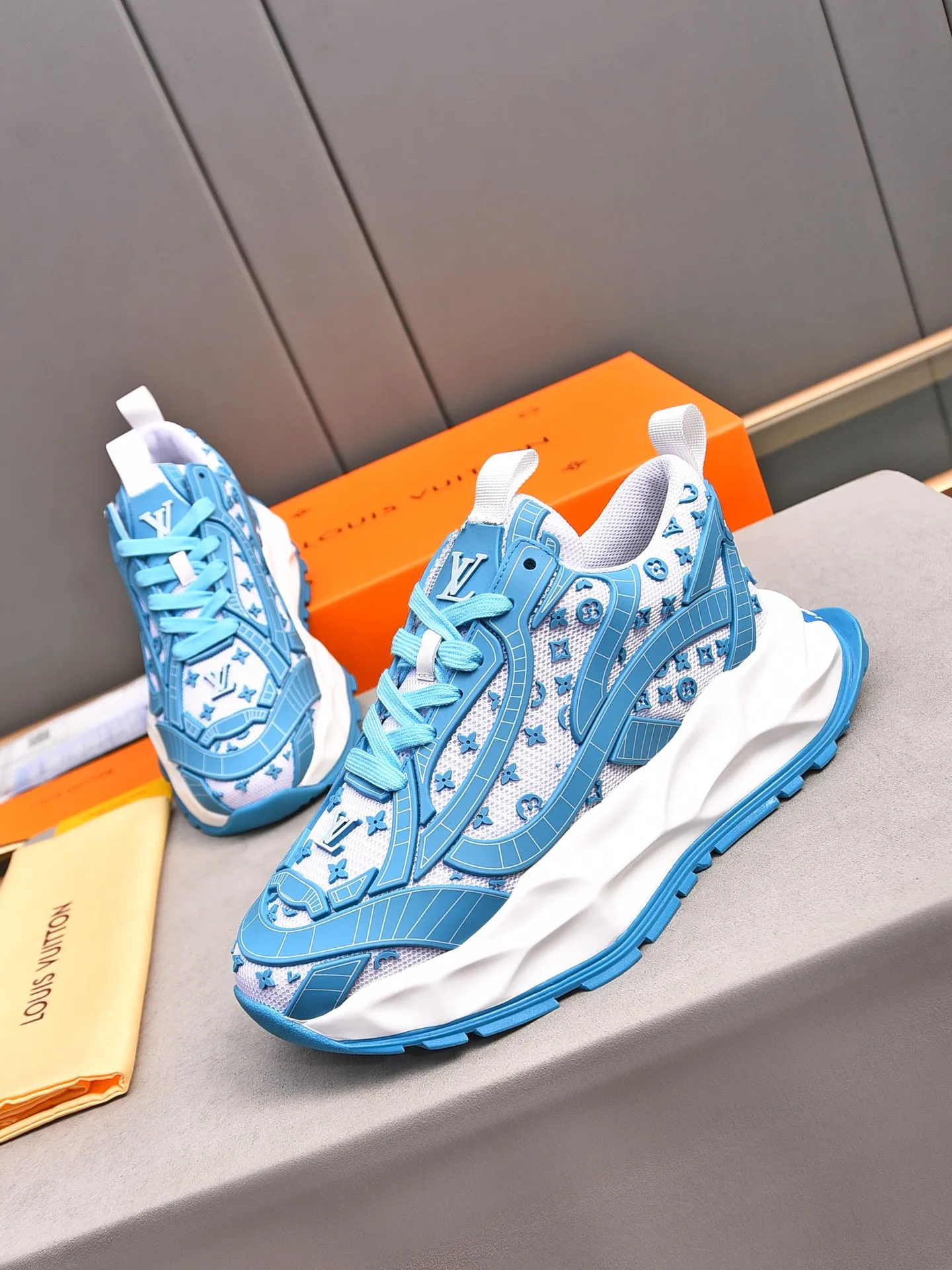 Men's shoes 💰580 📛📛【LOUIS VUITTON】Louis Vuitton 2024 new products👟Milan fashion catwalk style🇰🇾🇰🇾LV family logo, big-name style, a must-have for fashionistas⚠️Imported mesh with high-tech glue technology➕Cow leather➕Breathable mesh lining➕Genuine leather feet➕Special foam outsole👞Number 38-44 (45 46 custom-made)